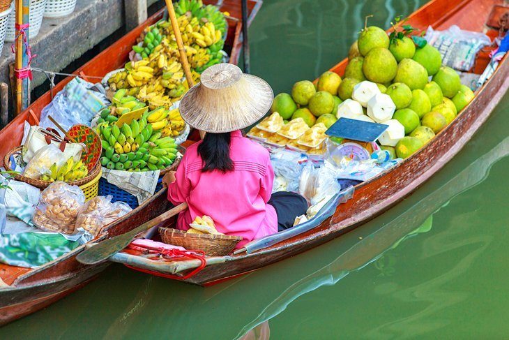 Cumpărați cu barca la piața plutitoare Damnoen Saduak