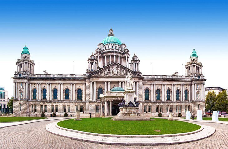 Faceți un tur gratuit al primăriei din Belfast