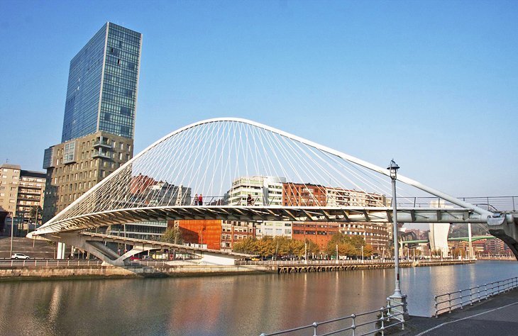 Obțineți o nouă perspectivă de la Podurile din Bilbao