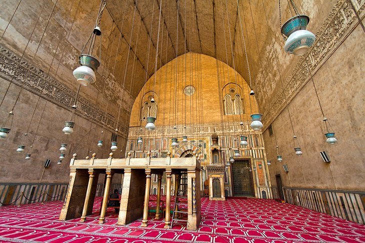 Admirați arhitectura mameluci în Moscheea Sultan Hassan