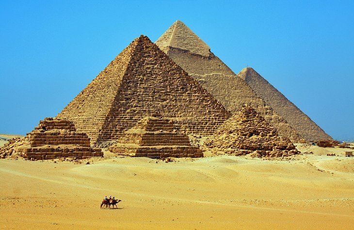 Minunați-vă de Piramidele din Giza