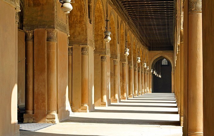 Vizitati-Moscheea-Ibn-Tulun
