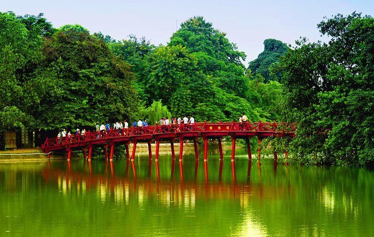 Plimbați-vă în jurul lacului Hoan Kiem