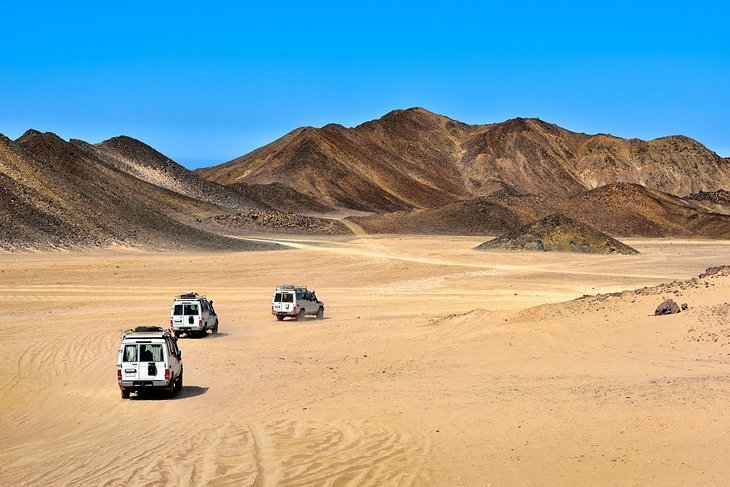 Explorați deșertul cu Jeep sau Quad