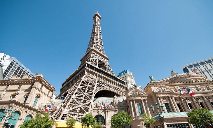 Hotelul Paris și Turnul Eiffel