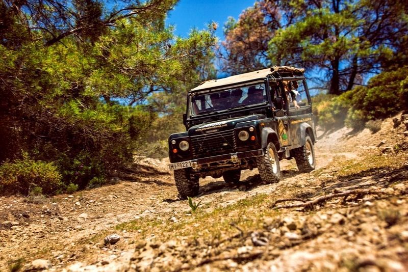 Aventurați-vă în interior într-un tur epic cu jeep