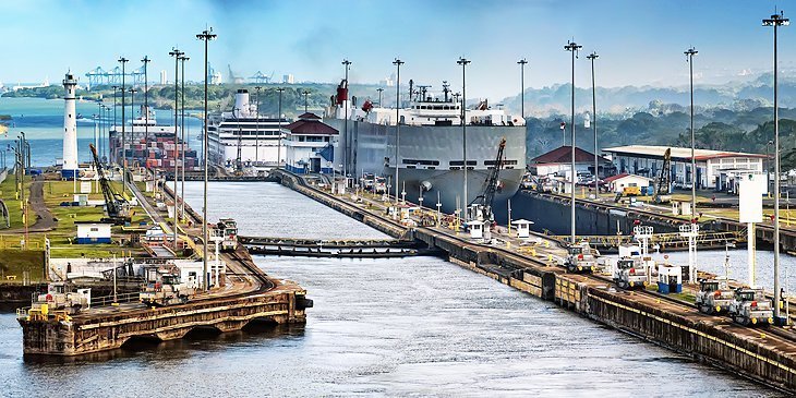 Vezi Nave care tranzitează prin Canalul Panama