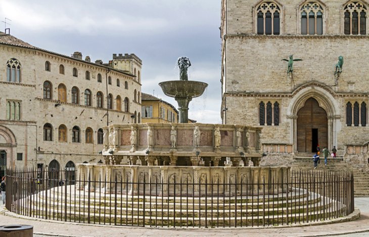 Fontana Maggiore și Piazza IV Novembre