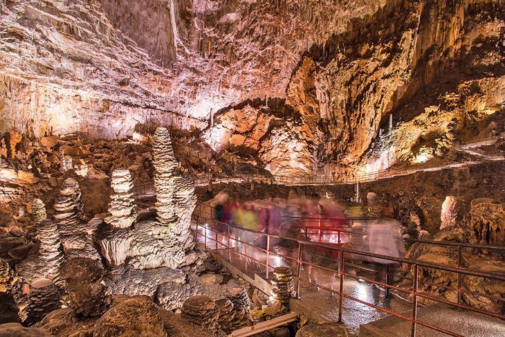 Explorează Grotta Gigante