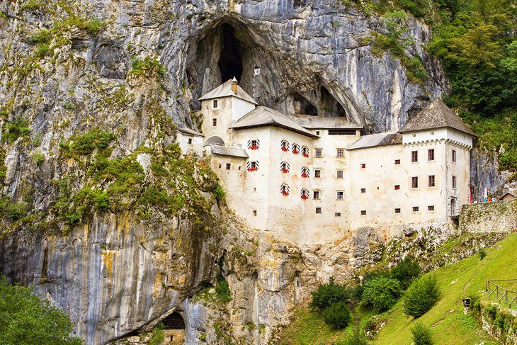 Faceți o excursie de o zi la Castelul Predjama și Peștera Postojna