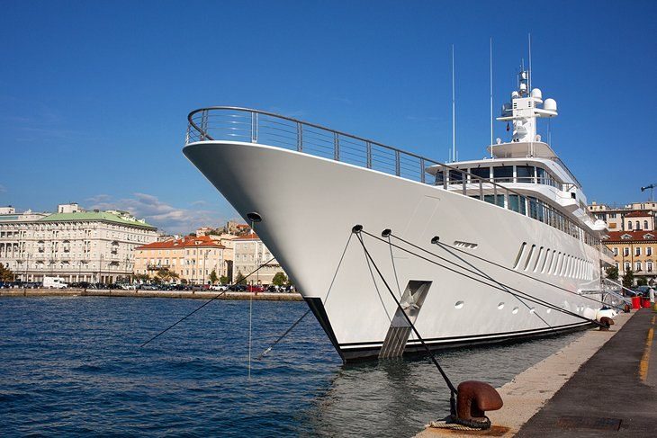 Plimbați-vă de-a lungul Molo Audace și Port