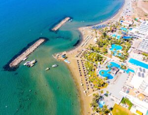 Zboruri ieftine spre Larnaca de la 64 euro dus-intors