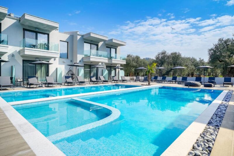 HOTEL in THASSOS cu piscina,  nota 9.4 pe booking la doar 45 euro/noapte/persoana cu mic dejun inclus