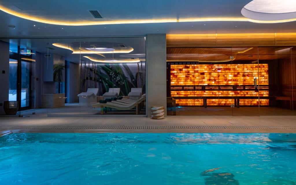 Hotel 4* cu piscina interioara si sauna potrivit pentru un weekend de poveste – SINAIA