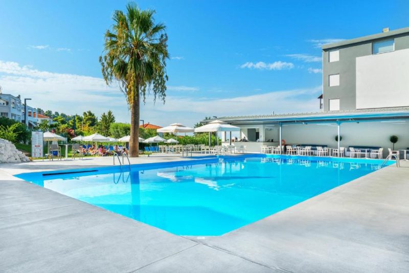 Hotel 4* in PLIN SEZON DE VARA in Halkidiki pozitionat la cativa pasi de plaja, situat pe bratul Kassandra