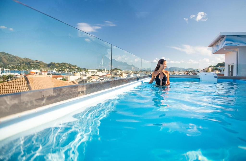 Hotel 4* in Zakynthos cu PISCINA pe acoperis si centru de wellness