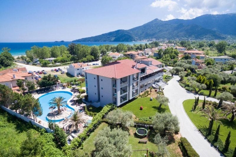 Hotel 4* in THASOS la doar 80m de plaja, unde poti vedea marea si rasaritul de pe terasa sau din pat.