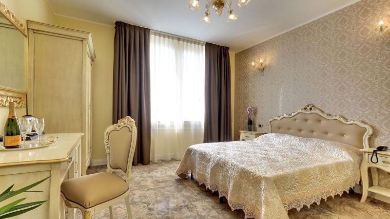 Hotel 4* in Venetia cu arhitectura clasic regala foarte aproape de turnul cu ceas