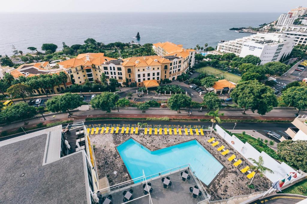 Hotel deosebit in Madeira cu terasa si piscina si terasa cu vedere panoramica