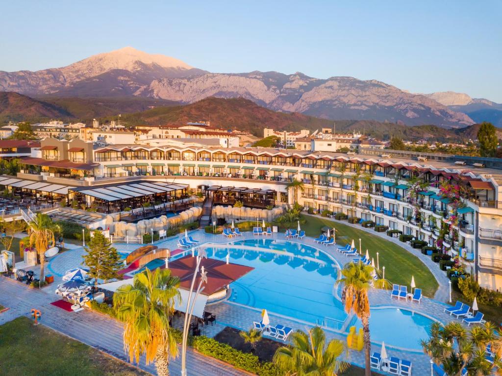 Hotel 4* in Antalya, la malul marii cu toate mesele incluse la doar 68 euro/persoana/noapte