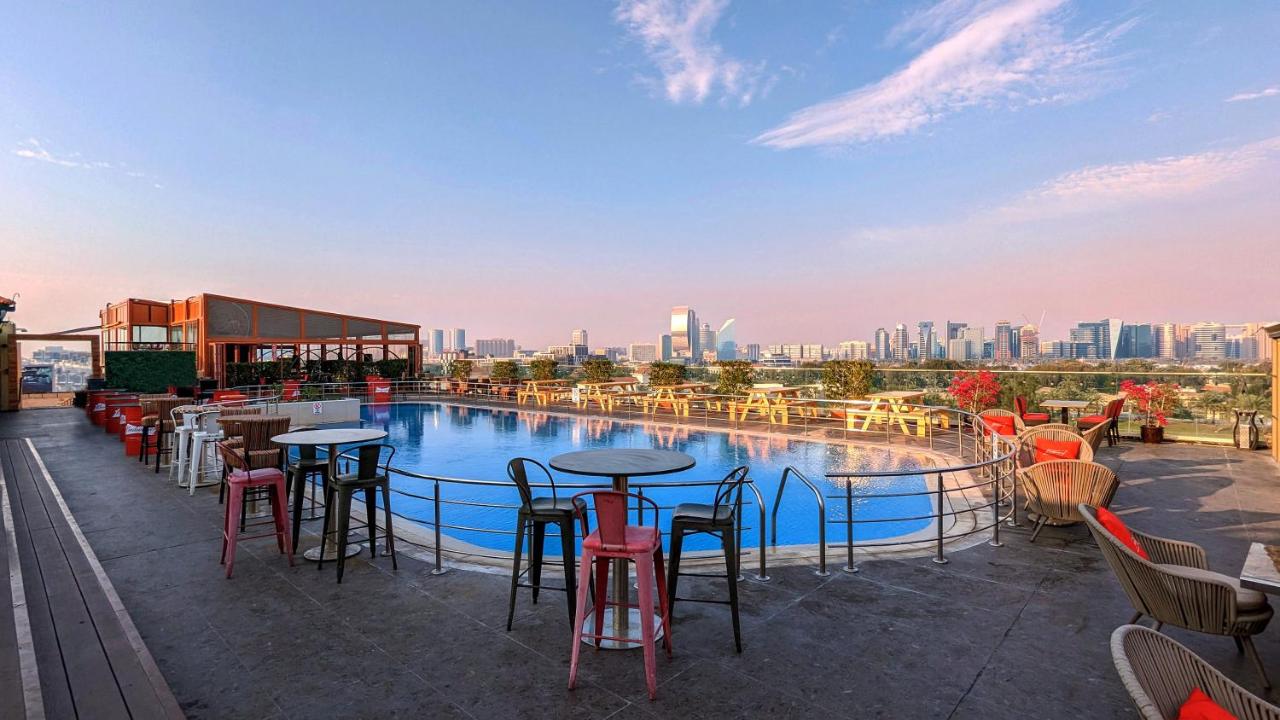 Hotel 4* in DUBAI cu piscina DISPONIBILA IN  PLIN SEZON la doar 36 euro/persoana/noapte