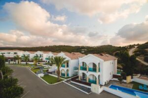 Hotel de 4 stele in Paphos in IULIE la doar 32 euro/persoana