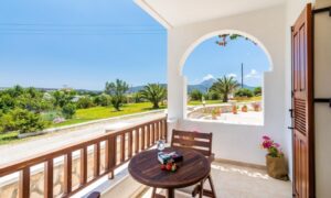 Super cazare pe insula Milos, Grecia cu nota 9.1 pe Booking – 67 euro/pers