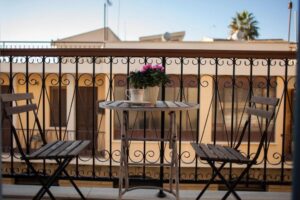 Cazare in Inima Larnacai – Operetta House, Apartamente cu Chicineta si WiFi Gratuit