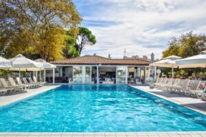 Cazare cu piscina in Skiathos la un super pret in IULIE – 56 euro/pers