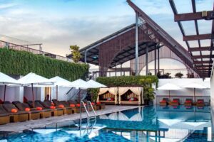 4 stele, piscina pe acoperis si locatie top – The ONE Legian BALI